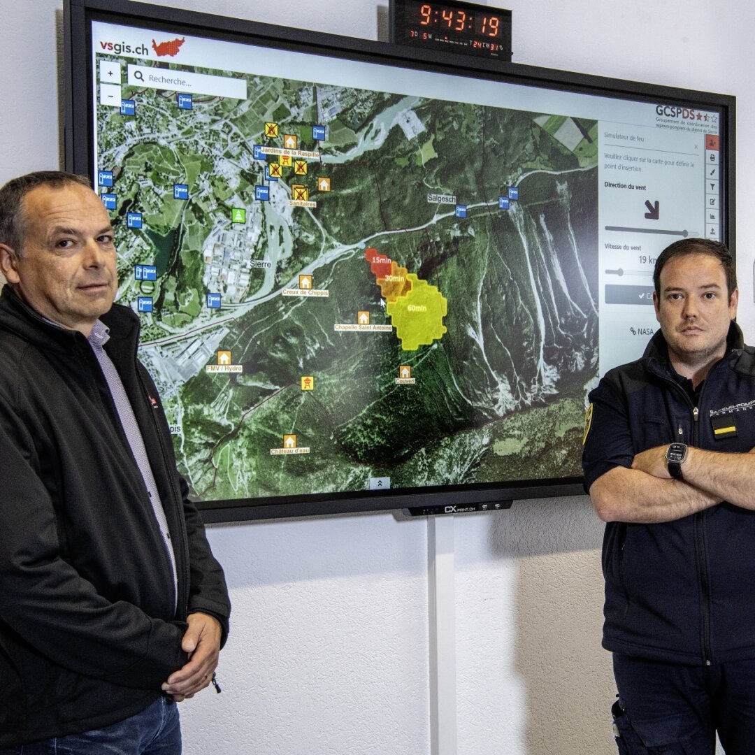 Stéphane Clavien (à gauche) et Lucien Cottier expliquent que ce simulateur de feux de forêt pourra encore être enrichi au fur et à mesure de son utilisation.