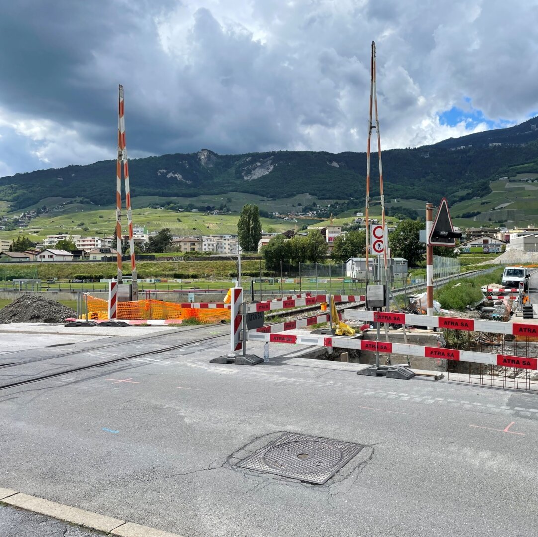 A Sierre, des travaux sont menés sur le carrefour où se croisent la voie de chemin de fer et la route de l'Industrie. Celle-ci sera complètement fermée au trafic du 3 au 14 juin.