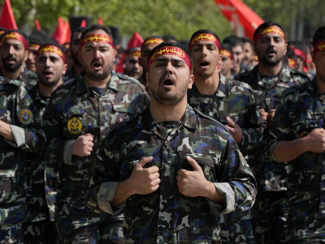 Des troupes volontaires de l'armée iranienne défilent lors de la Journée de l'armée dans une base militaire au nord de Téhéran, en Iran, mercredi 17 avril 2024.
