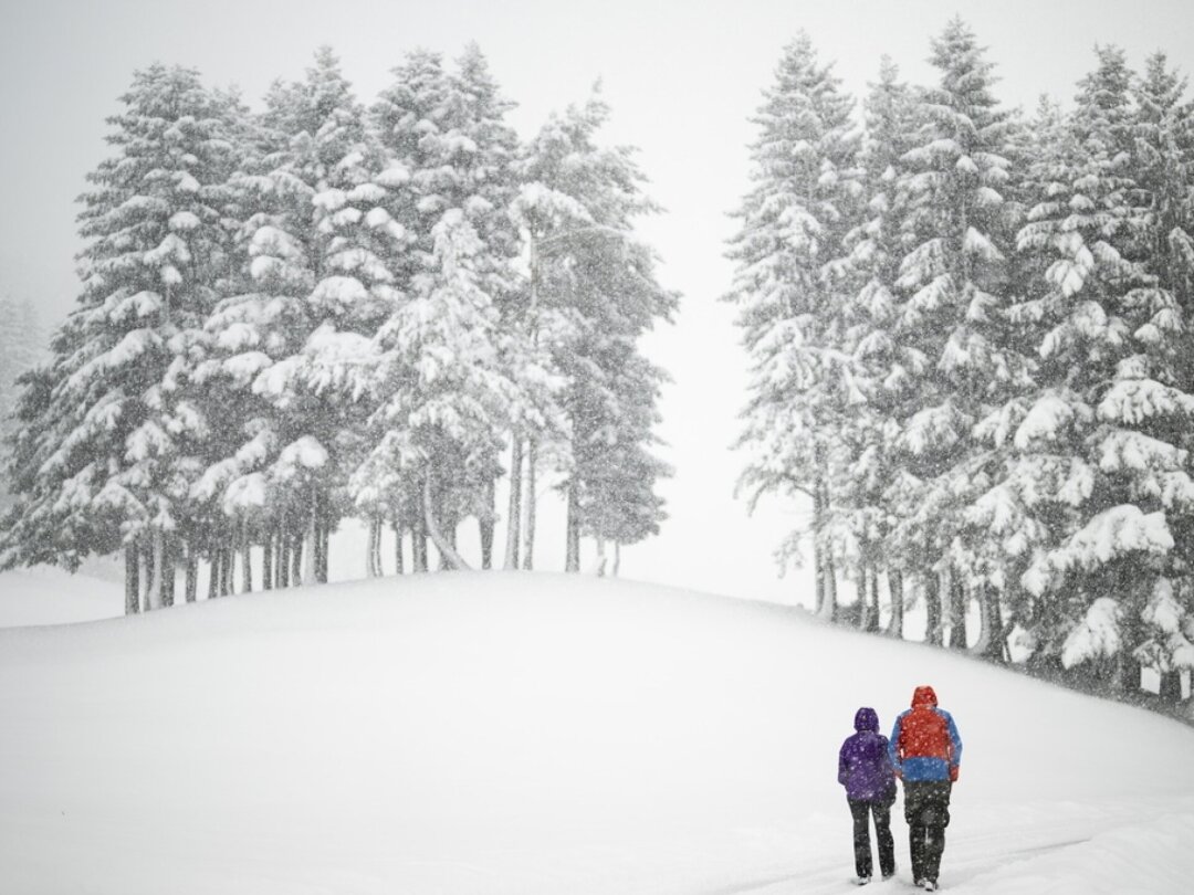 Des randonneurs marchaient dans la neige fraîchement tombée, à Margrethenberg, le 21 avril 2024. Les Alpes suisses avaient connu des chutes de neige tardives et abondantes (archives).