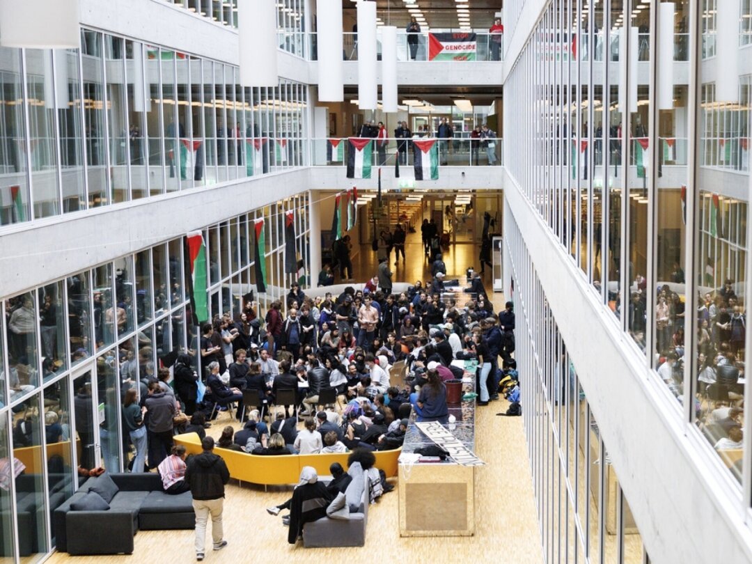 Les manifestants pro-palestiniens occupent le hall d'entrée du bâtiment Géopolis de l'Université de Lausanne (UNIL).