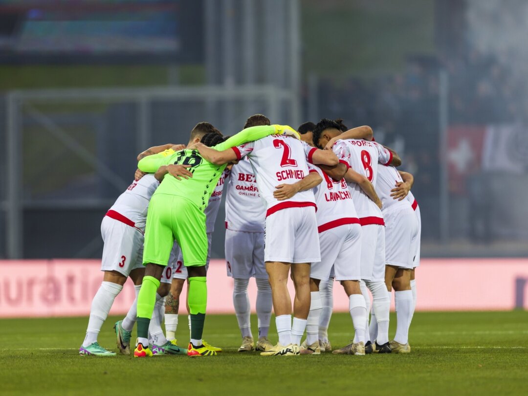 Les joueurs du FC Sion s'encouragent avant le coup d'envoi de la demi-finale de Coupe de Suisse contre Lugano au stade de Tourbillon.