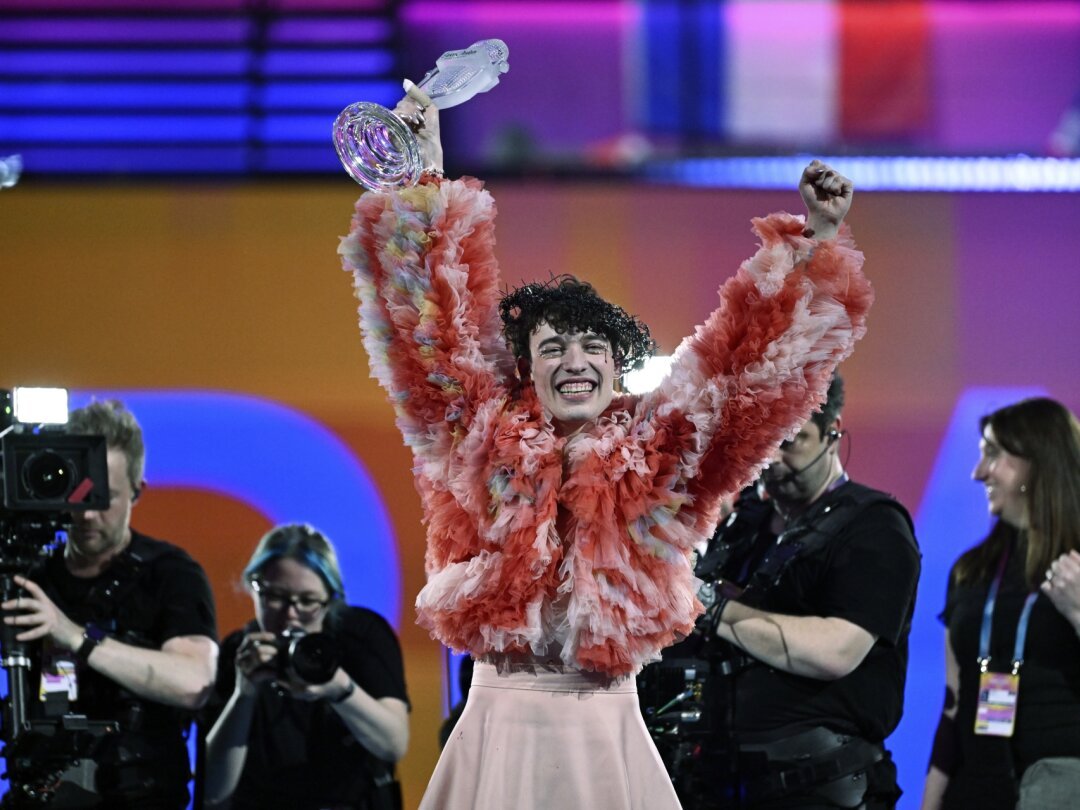 Nemo, magnifique artiste lauréat de l'Eurovision 2024.