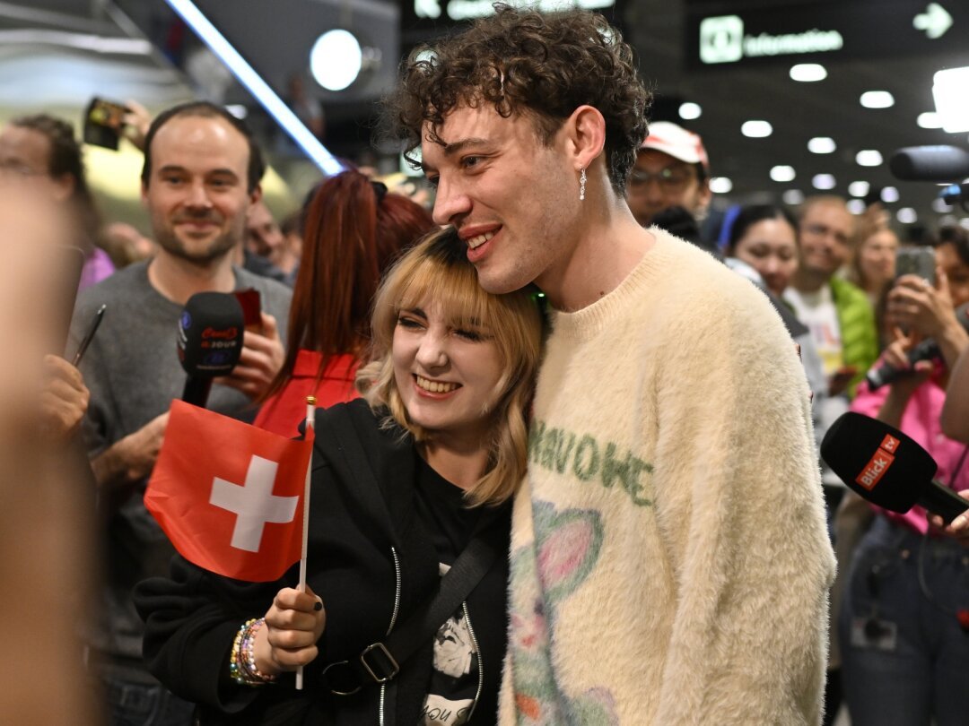 Swiss Singer Nemo, winner .of the 68th edition of the Eurovision Song Contest (ESC), arrives at Zurich airport in Kloten,Switzerland, Sunday, May 12, 2024.(KEYSTONE/Walter Bieri )