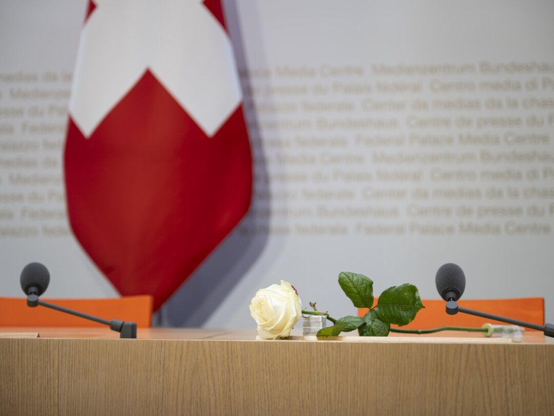 Une rose blanche a été placée en hommage à Andrea Simonazzi avant les trois conférences de presse du Conseil fédéral de mercredi.