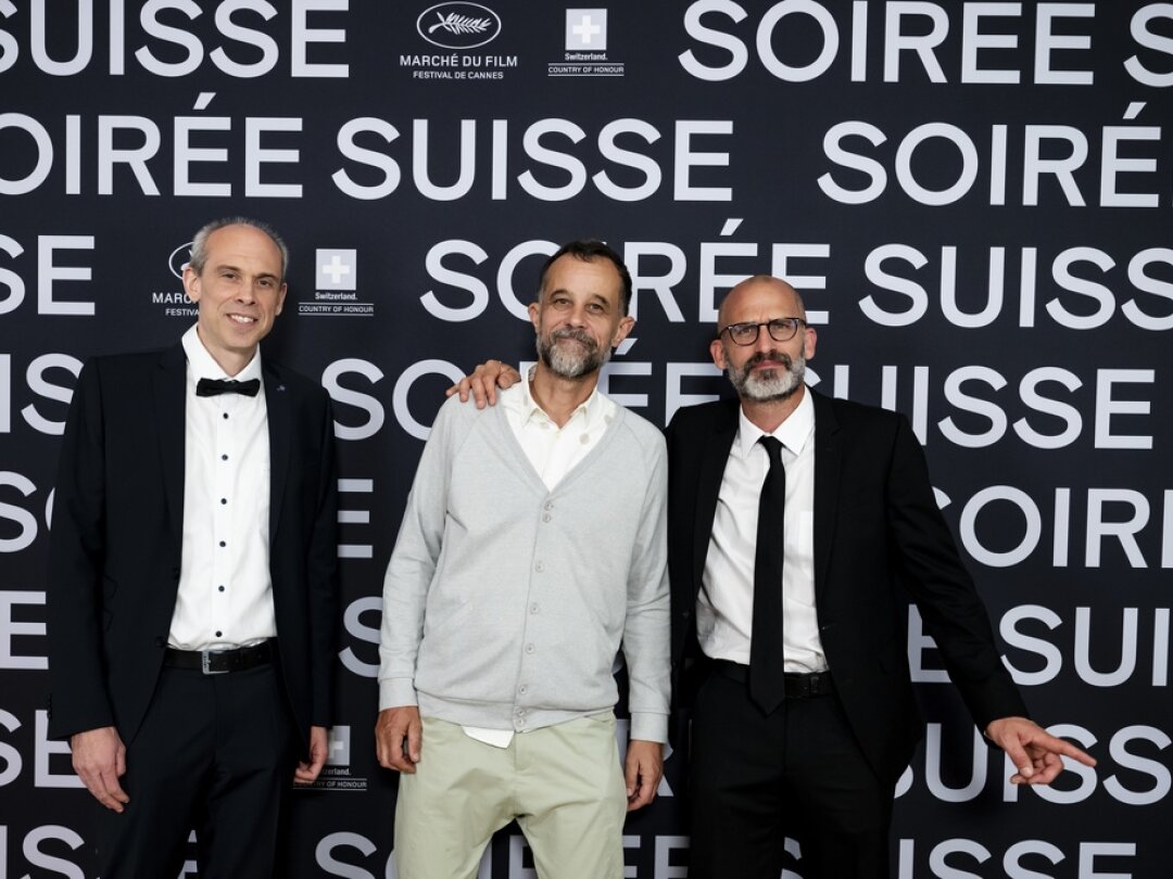 Le réalisateur valaisan Claude Barras lors de la soirée suisse ce vendredi. A gauche, Alain Dubois, chef du Service de la culture valaisanne et à droite Tristan Albrecht de la Valais Film Commission.