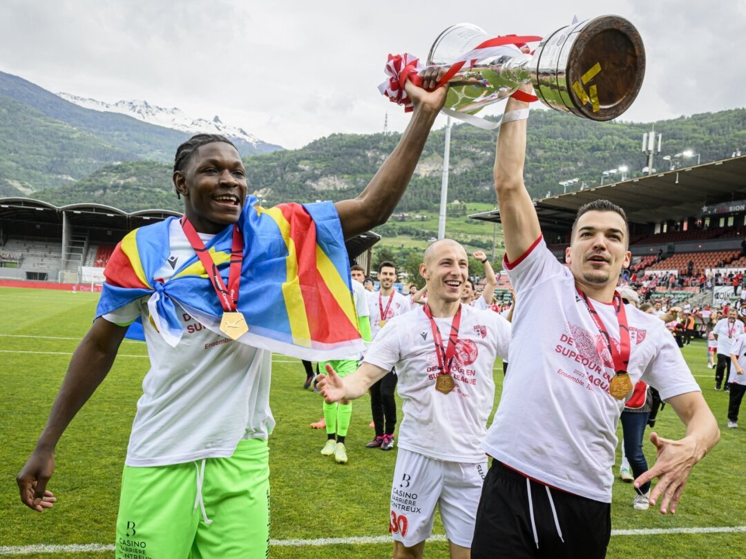 Timothy Fayulu et Kevin Bua présentent aux supporters du FC Sion le trophée récompensant le champion de Challenge League.
