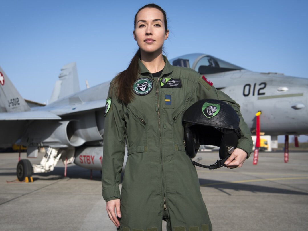 Fanny Chollet, la première femme pilote de chasse des forces aériennes suisses devant un avion de combat F/A-18 Hornet à Payerne en 2019 (archives).