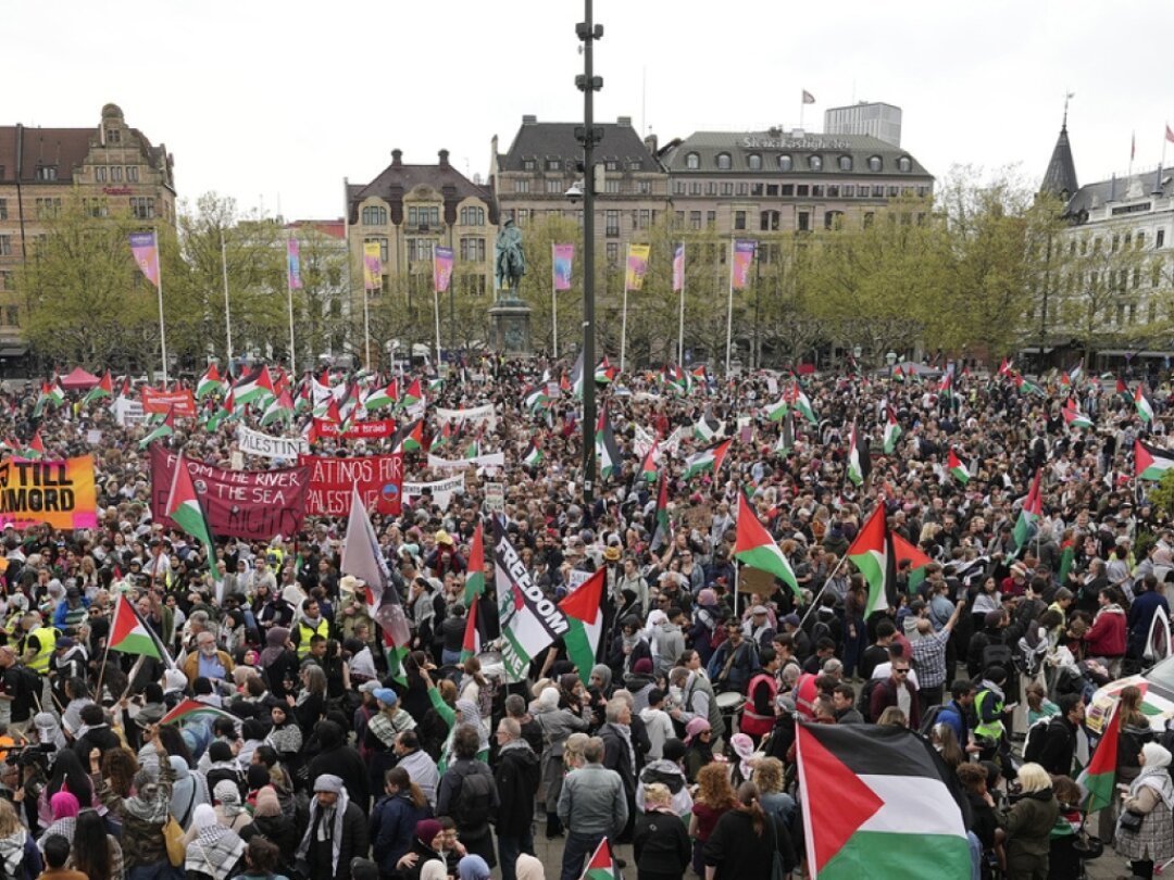 Partis de la grande place de Malmö, les manifestants, plus de 5000 personnes selon AFP, ont défilé dans la grande artère piétonne de la ville, brandissant des drapeaux palestiniens.