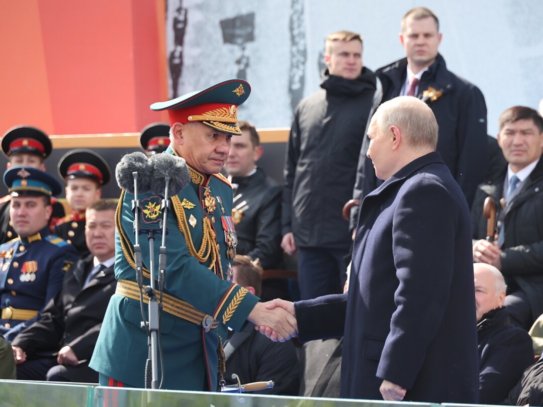 Le ministre russe de la Défense Sergueï Choïgou (à gauche) avec le président Vladimir Poutine lors de la parade militaire du 9 mai jeudi, célébrée chaque année en Russie pour marquer la victoire soviétique contre Hitler.