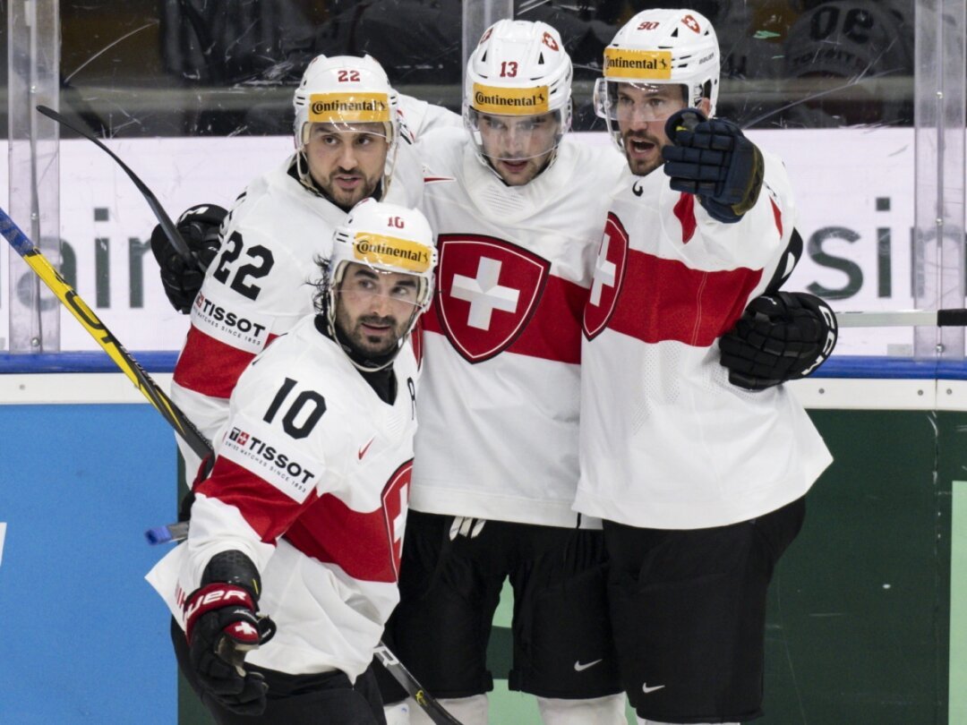 Nico Hischier (au centre) et Roman Josi (à droite) ont porté la Suisse vers le succès contre l'Autriche.