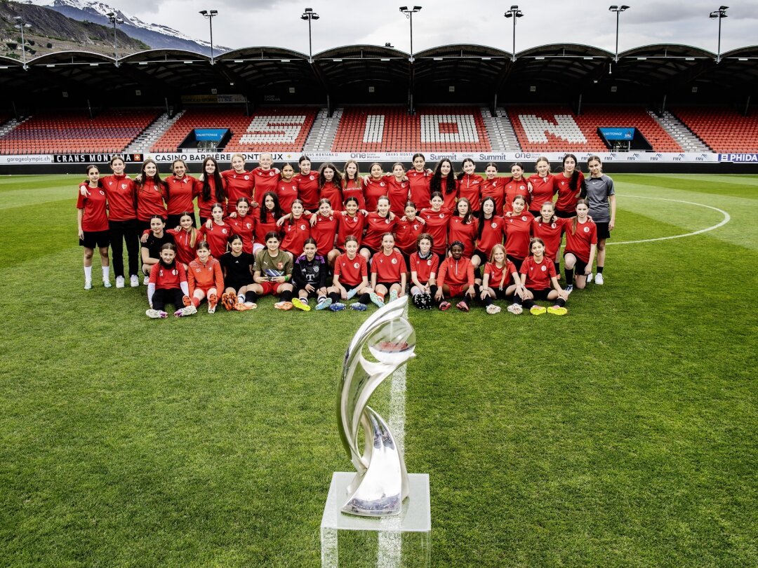 La relève du FC Sion féminin pose avec le trophée de l’Euro 2025 au stade de Tourbillon
