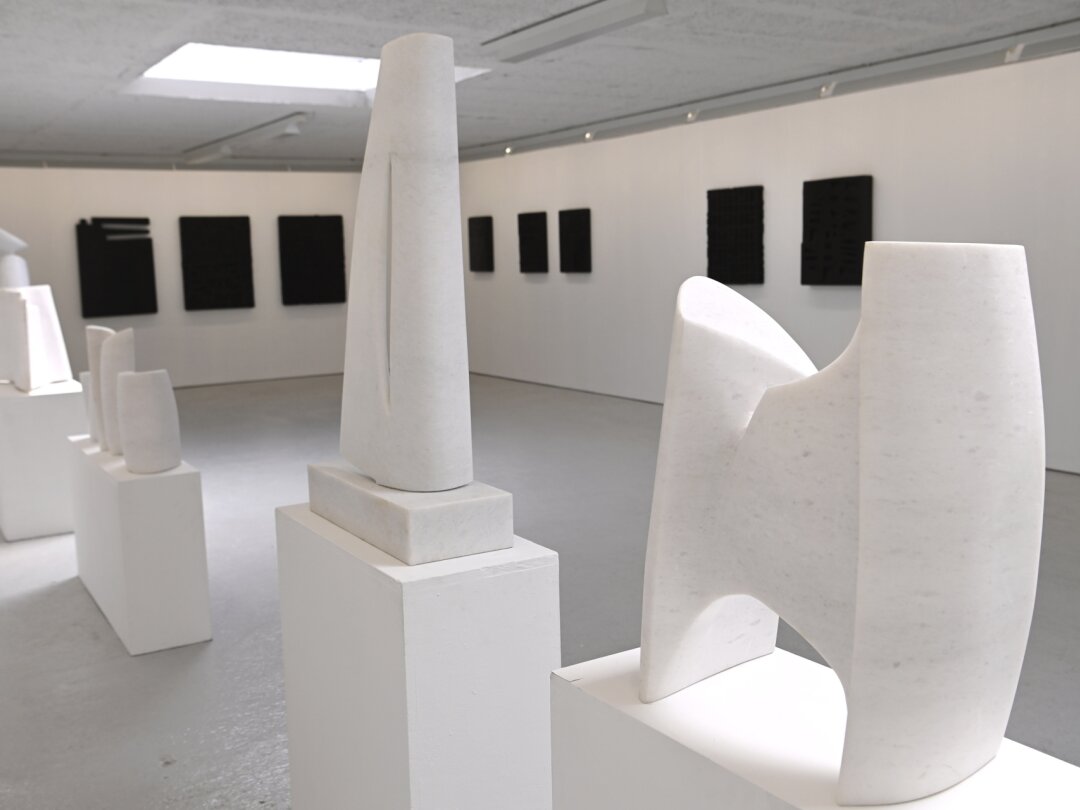 Dans la "white room" de la Galerie Huis-Clos, aux sculptures de cristalline du Vietnam d'André Raboud répondent les bas-reliefs noirs de Jean-Paul Blais.