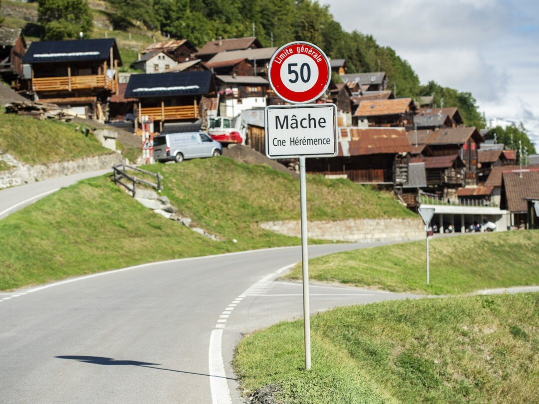 La route cantonale entre Mâche et Mâchette a été fermée à la circulation ce jeudi soir. (image d'archives)