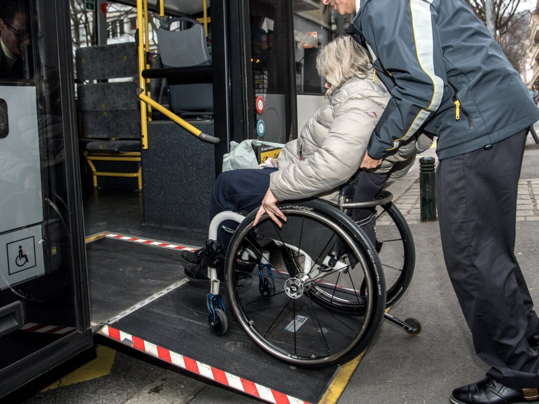 Les personnes en situation de handicap sont confrontées au quotidien à divers obstacles. Notamment lors de l'emprunt des transports publics.