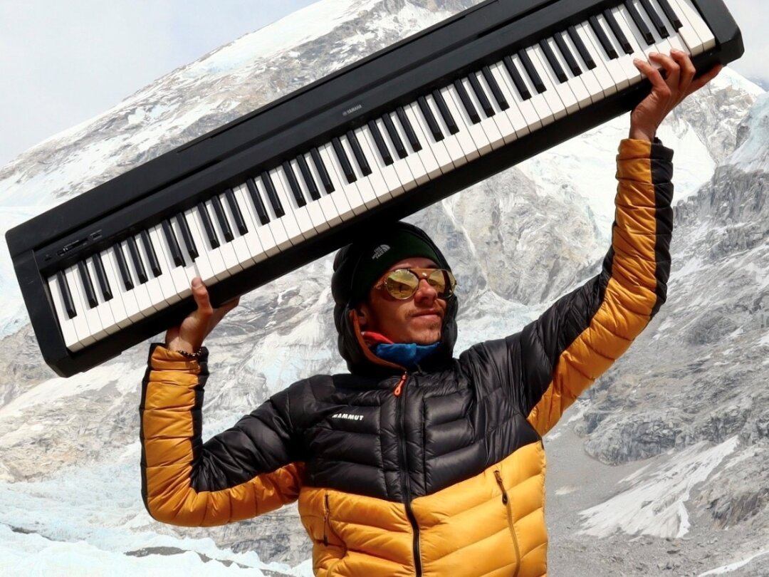 Le Valaisan d'adoption Nicolas Constant a réalisé son rêve la semaine dernière en jouant du piano au camp de base de l'Everest atteint sans sherpa.