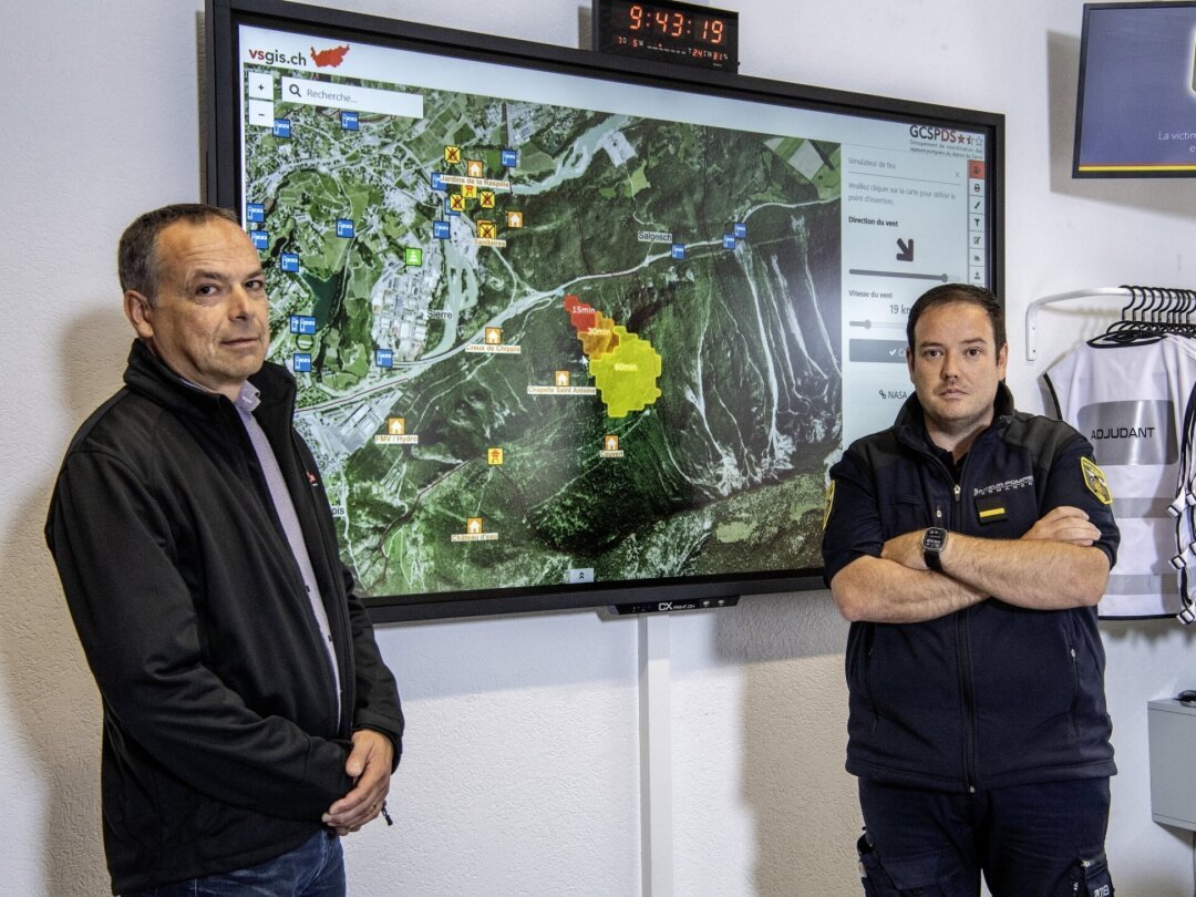 Stéphane Clavien (à gauche) et Lucien Cottier expliquent que ce simulateur de feux de forêt pourra encore être enrichi au fur et à mesure de son utilisation.