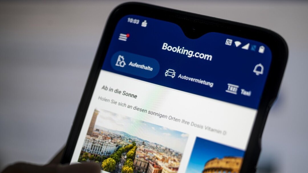 Vacances: le site Booking alerte sur les arnaques aux voyages liées à l’IA