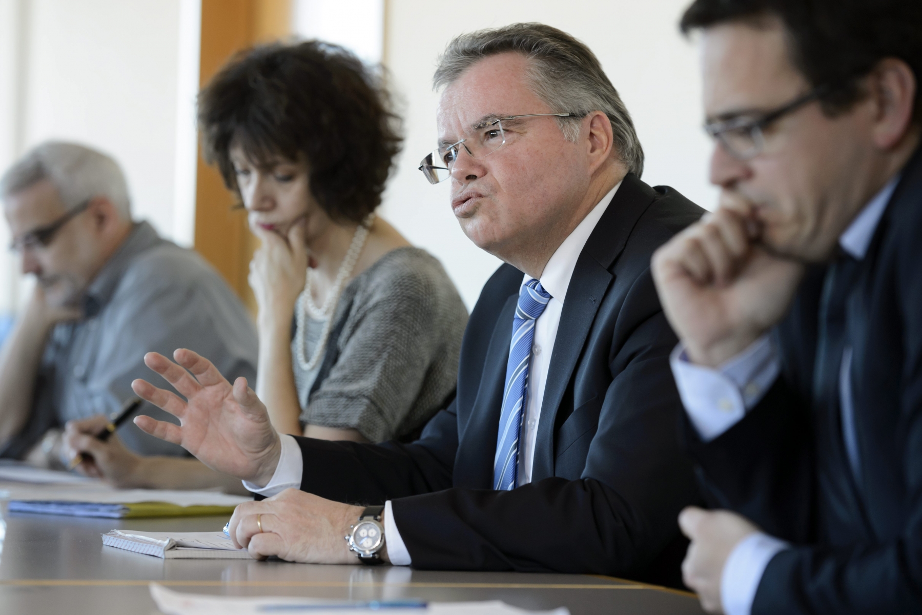 Les membres du conseil communal de la ville de La Chaux-de-Fonds, de gauche a droite, Jean-Pierre Veya, la vice-presidente Nathalie Schallenberger, le president Pierre-Andre Monnard et Theo Huguenin-Elie parlent lors d'une conference de presse sur l'affaire Legrix ce jeudi.