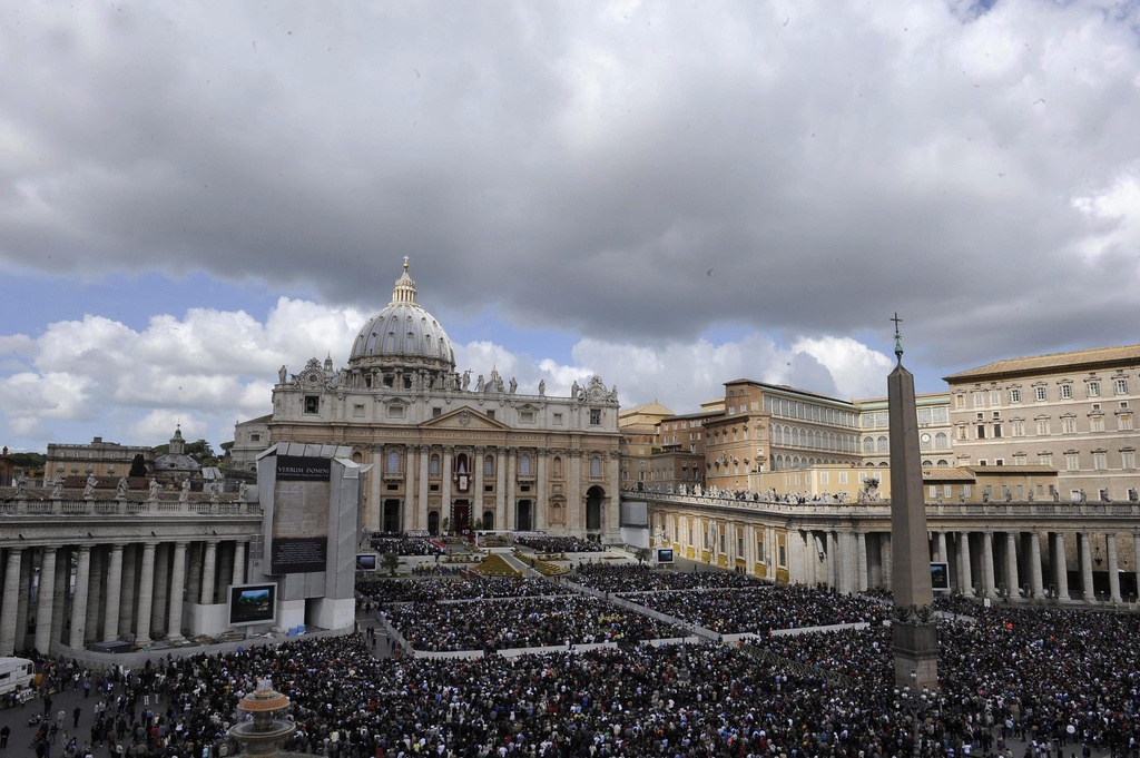 epa03175415 A panoramic view of St. Peter's Basilica during the Easter mass celebrated by Pope Benedict XVI at the Vatican, 08 April 2012.  EPA/MAURIZIO BRAMBATTI