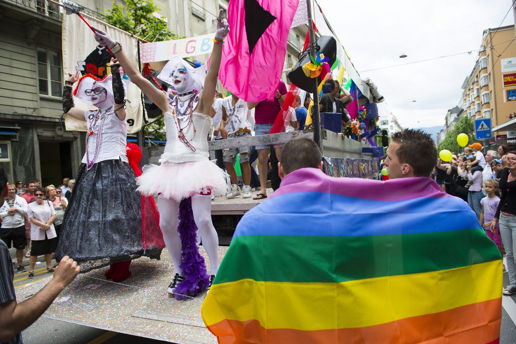 Des personnes defilent lors du cortege de la Gay Pride ce samedi 22 juin 2013 dans les rues de Fribourg. Apres quatorze ans d'absence, le Pride est de retour en ville de Fribourg, quelque 3000 participants sont attendus pour un defile festif. (KEYSTONE/ Jean-Christophe Bott)