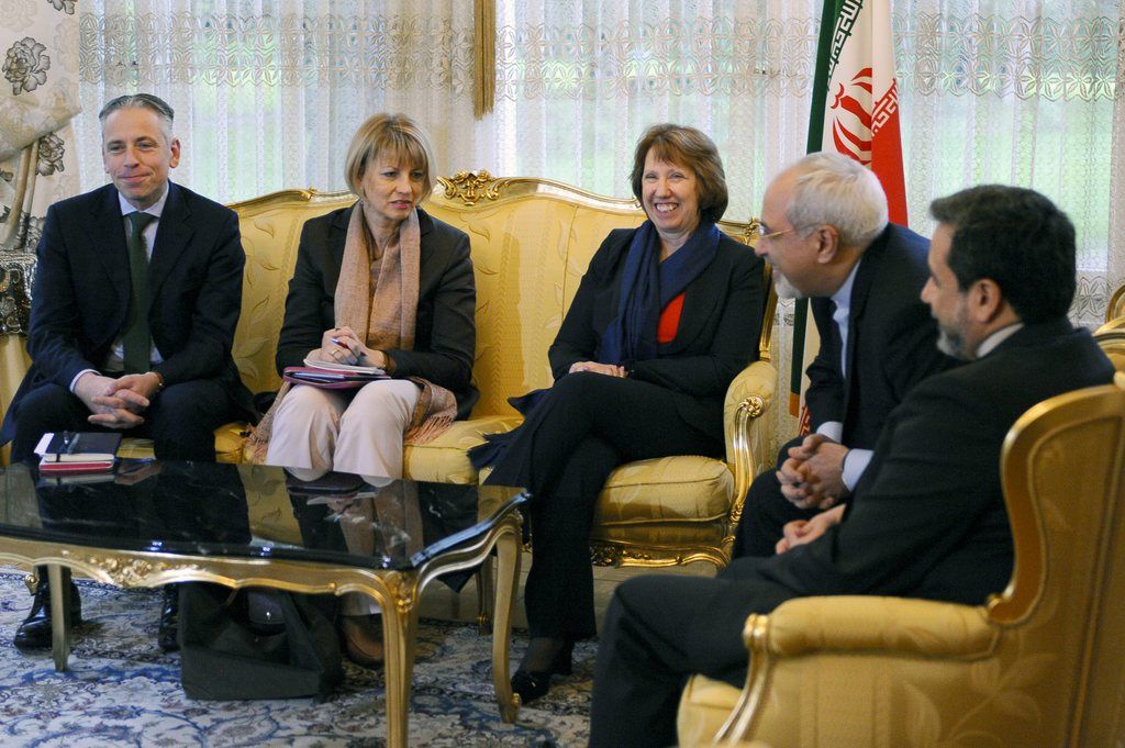 HANDOUT - From right: Seyyed Abbas Araghchi, Iranian Deputy Minister for Foreign Affairs in charge of Legal and International Affairs, Mohammed Javad Zarif, EU High Representative for Foreign Affairs Catherine Ashton, Helga Maria Schmid, Deputy Secretary General of the European External Action Service (EEAS), and James Morrison, Head of cabinet of Catherine Ashton, pose before the start of three days of closed-door nuclear talks at the United Nations offices in Geneva Switzerland, Wednesday, November 20, 2013. (EUROPEAN COMMISSION) *** NO SALES, DARF NUR MIT VOLLSTAENDIGER QUELLENANGABE VERWENDET WERDEN ***