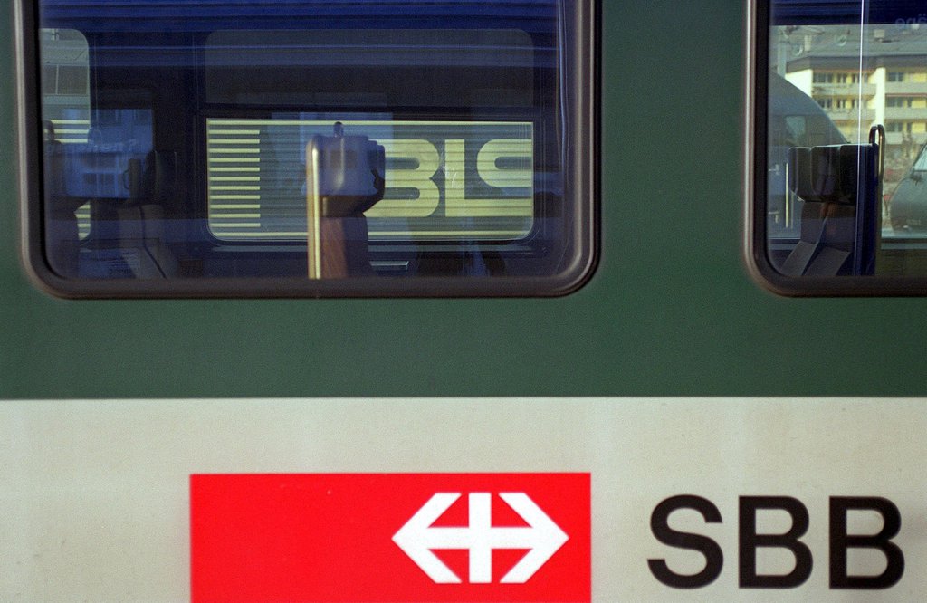 Eine BLS-Lokomotive, hinten, passiert am 8. Februar 2000 beim Bahnhof von Brig eine SBB-Zugskomposition. Die SBB und die BLS-Loetschbergbahnen haben eine Absichtserklaerung ueber das kuenftige Zusammengehen unterzeichnet, wie SBB-Pressesprecher Reto Kormann am 16. August 2000 bestaetigte. Ob damit das Thema Fusion der Bahnen vom Tisch ist, wollte Korman nicht kommentieren. (KEYSTONE/Rene Ritler)