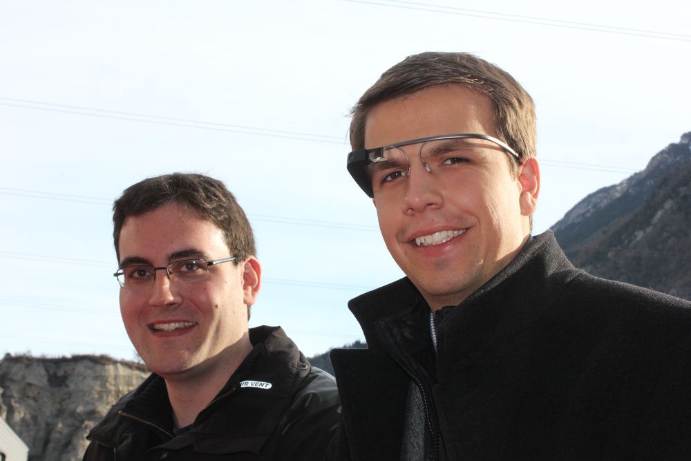 Jean-Jérôme Sarrasin (à g.) et Benoît Golay (qui porte les Google glass) uvrent tous deux au développement d'applications pour ce prototype pour l'institut de recherche Icare.