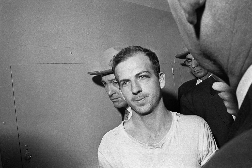 Un jour après l'assassinat de JFK, Lee Harvey Oswald est inculpé pour meurtre. Il sera lui-même abattu le lendemain. 