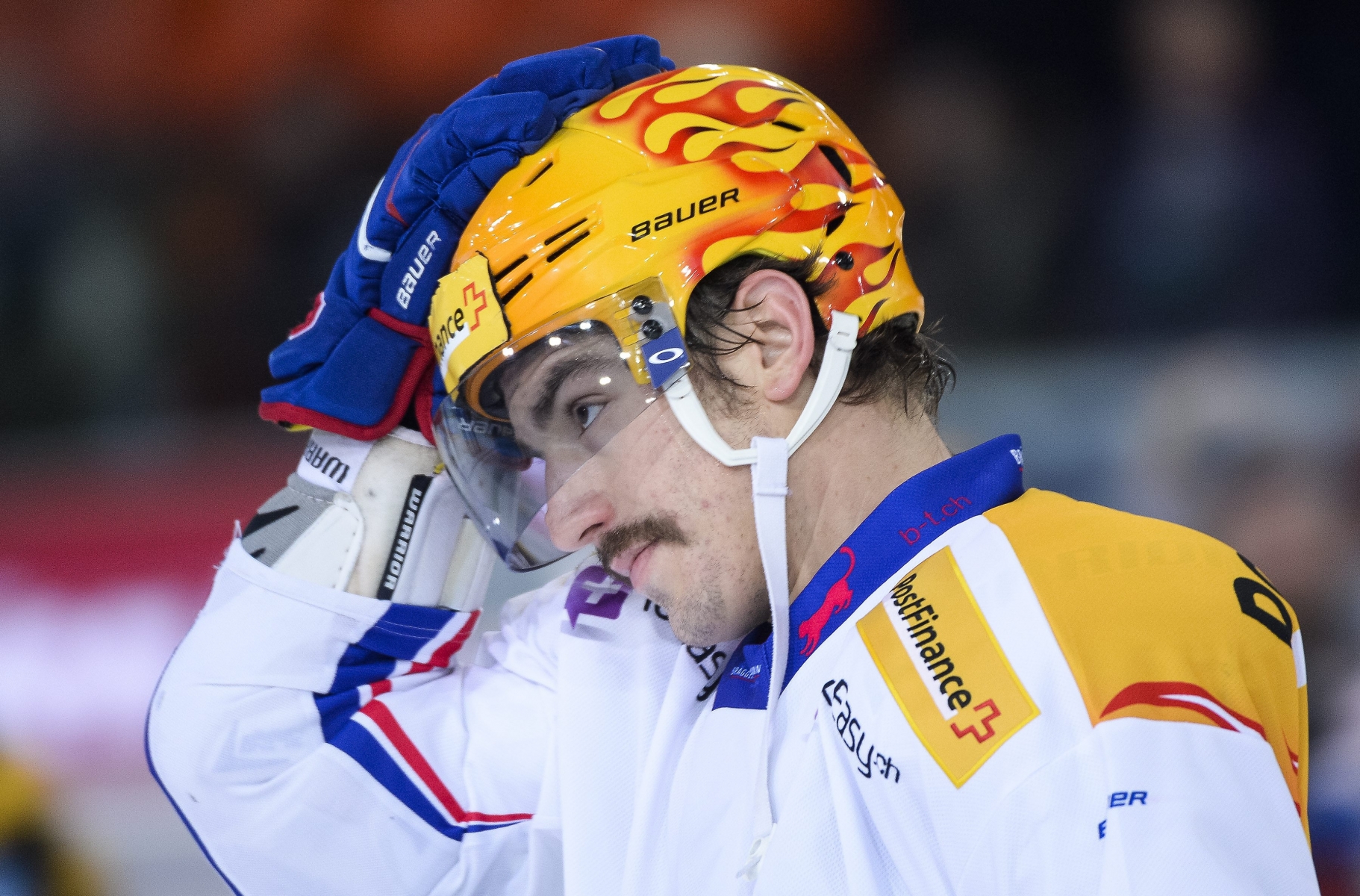 Le top scorer zuerichois Peter Mueller, montre sa deception lors du match du championnat suisse de hockey sur glace de National League A, entre le HC Fribourg-Gotteron et les Kloten Flyers ce mardi 19 novembre 2013, a la patinoire BCF-Arena a Fribourg. (PHOTOPRESS/Jean-Christophe Bott)