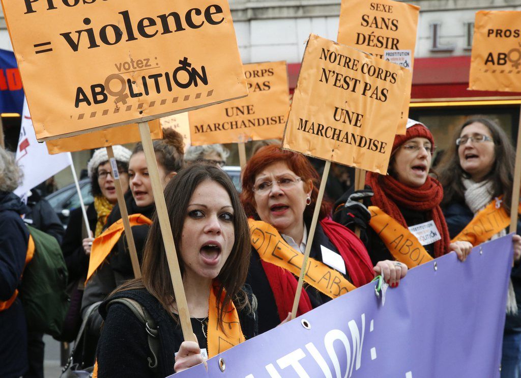 Pour et contre la prostitution ont manifesté devant l'Assemblée nationale à Paris. 