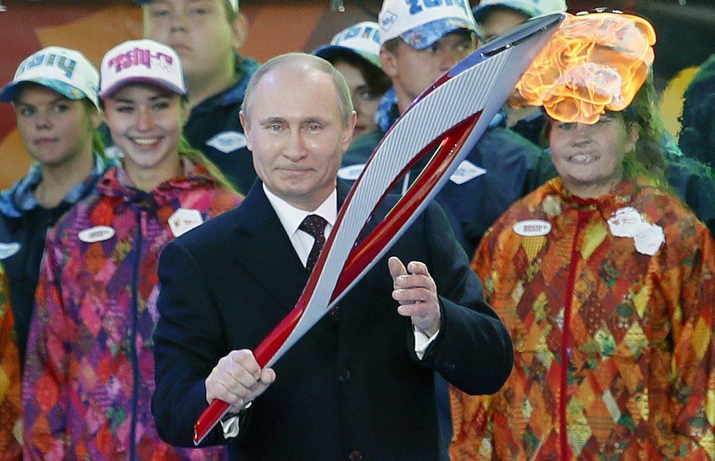 Vladimir Poutine avec la flamme olympique. 