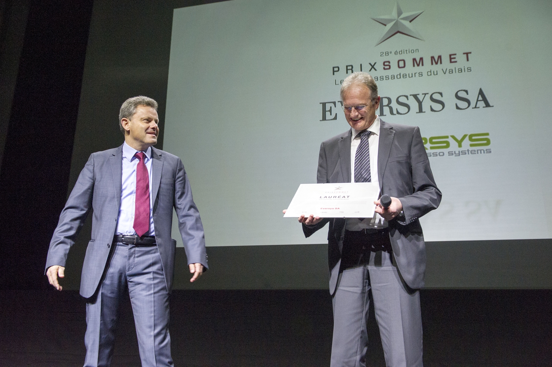 Le patron de la société Eversys Jean-Paul In Albon reçoit le prix Sommet 2013 des mains d'Iwan Willisch, directeur régional UBS Valais.