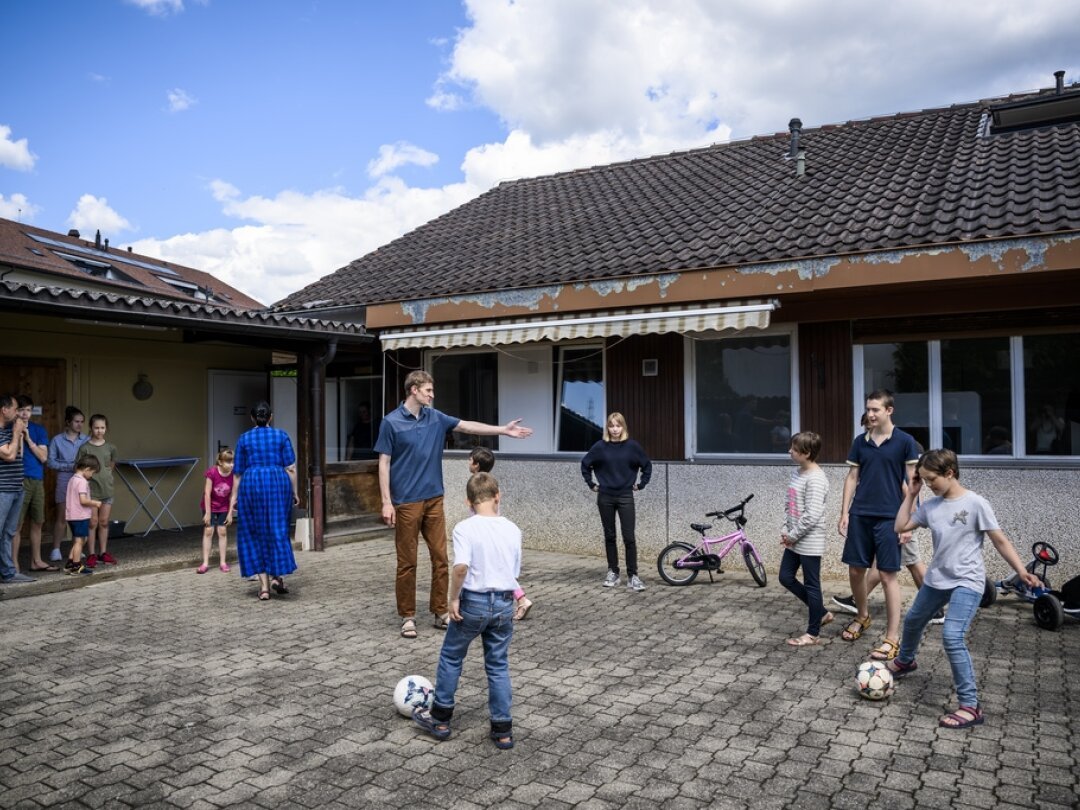 Des enfants et des adultes ukrainiens de la region de Marioupol, jouent dans la cour de la maison le mardi 7 juin 2022 a Gilly dans le canton de Vaud.