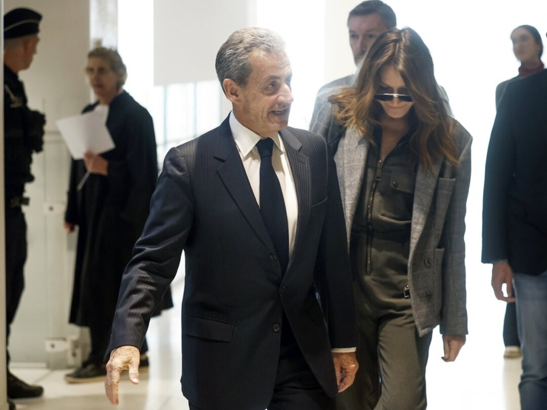 Nicolas Sarkozy arrive au tribunal accompagné de son épouse, la chanteuse Carla Bruni.