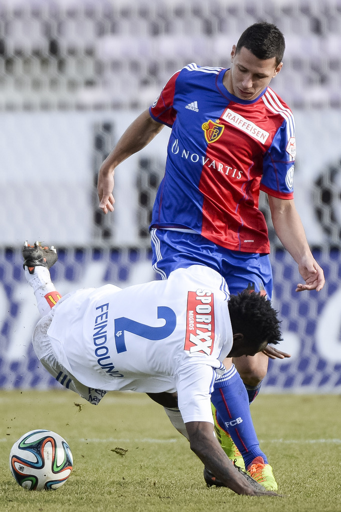 Pascal Feindouno face à Marek Suchy.