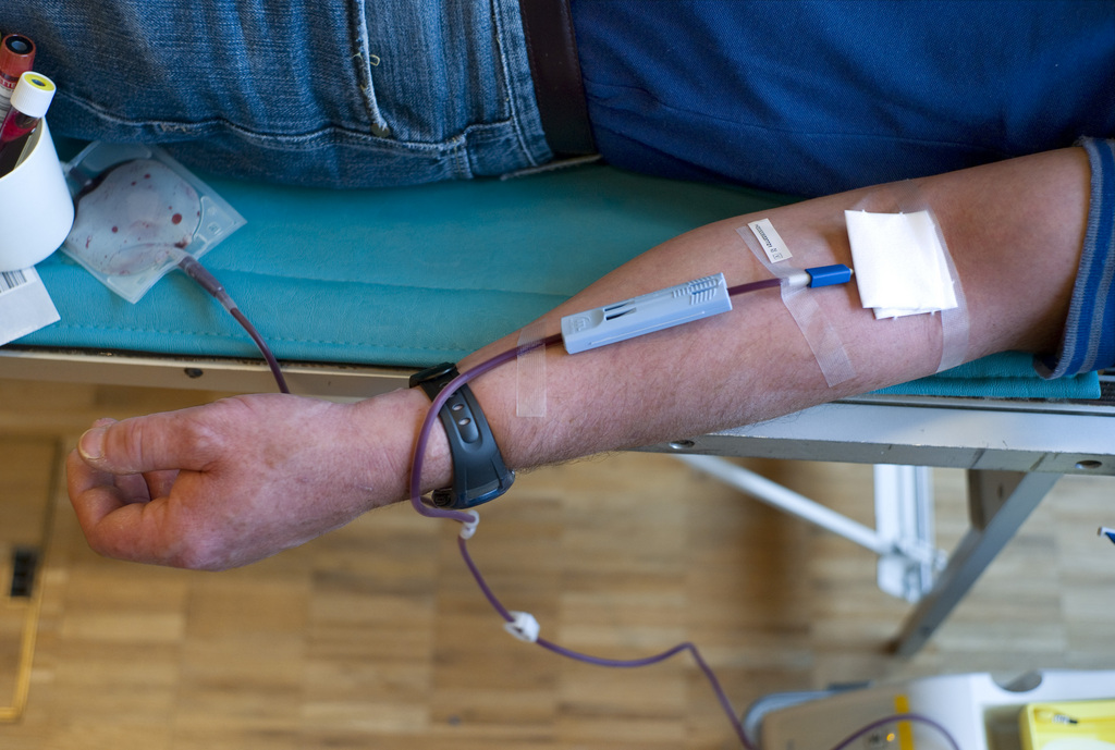 Les besoins en dons de sang ont reculé de 10% ces deux dernières années.

Arm eines Blutspenders, waehrend der Blutentnahme, aufgenommen am 30. April 2008 im Blutspendedienst des Rotes Kreuzes Bern. (KEYSTONE/Gaetan Bally)