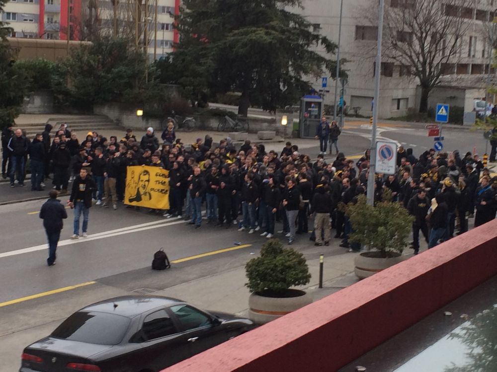 Les supporters ont été regroupés par la police rue de l'Industrie à Sion.