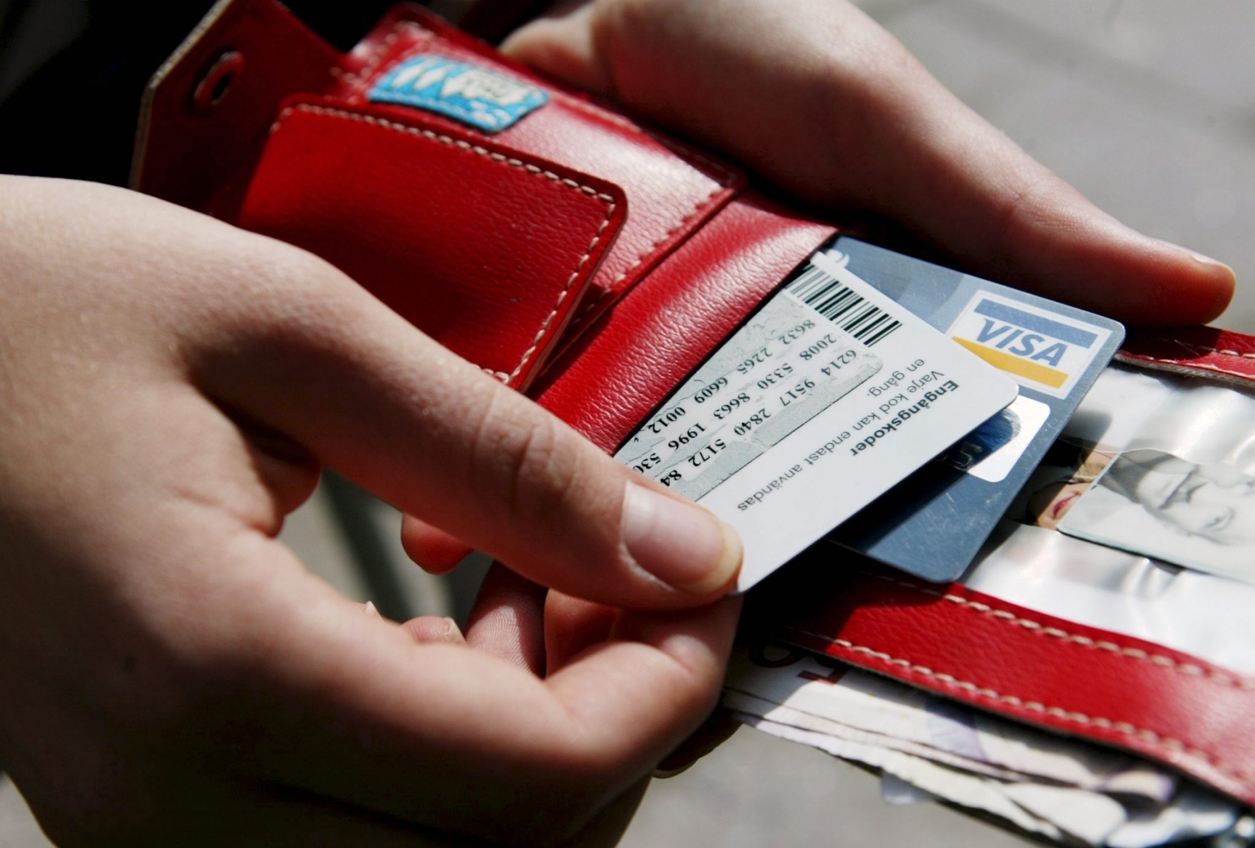 Cartes de credit

Marie Jubran takes out a card with scratch-off codes from her wallet in Stockholm in this May 27, 2004 file photo.   To access her bank acccount online, she types in her Swedish national ID number, a four-digit password and then a code from her scratch-off card. (KEYSTONE/AP Photo/Henrik Montgomery)


