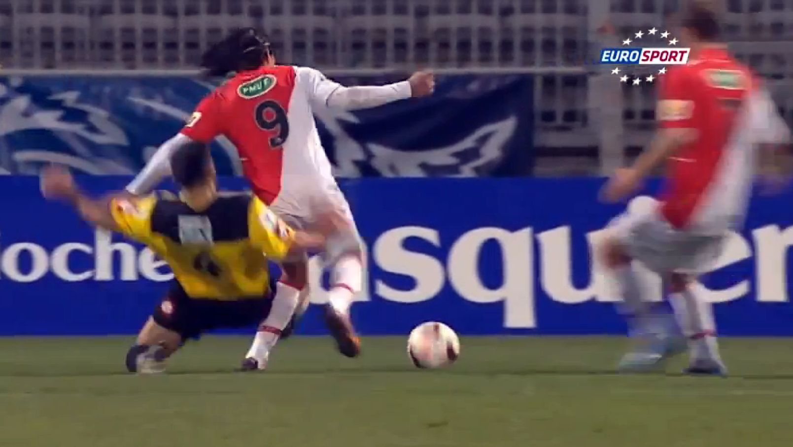 En taclant, le défenseur a tordu le genou de Falcao. Il semblerait que les ligaments croisés de la star colombienne n'aient pas résisté.