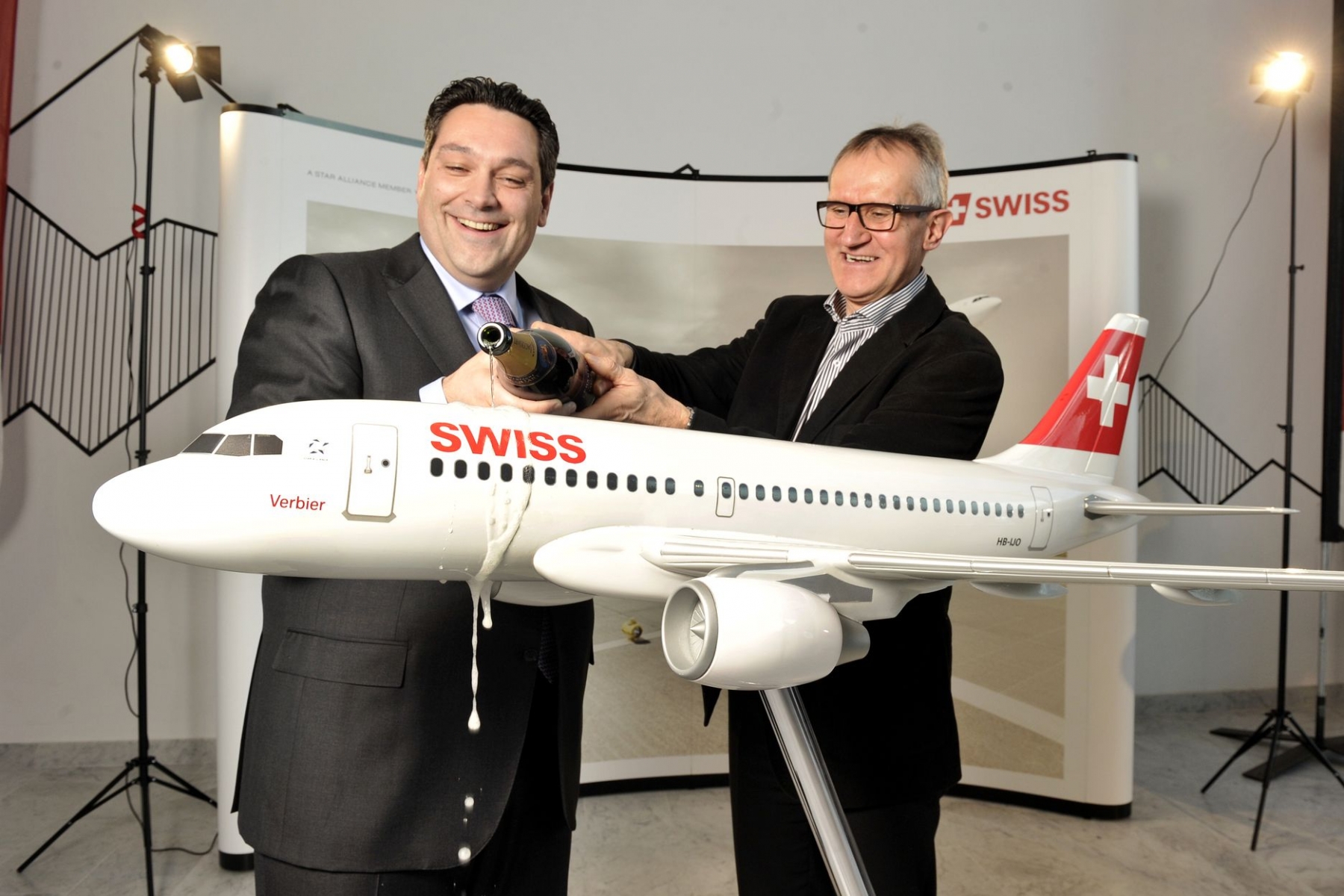 Le directeur romand de Swiss, Lorenzo Stoll (à gauche), admet que sa compagnie "a voulu aller trop vite" à Genève Aéroport.