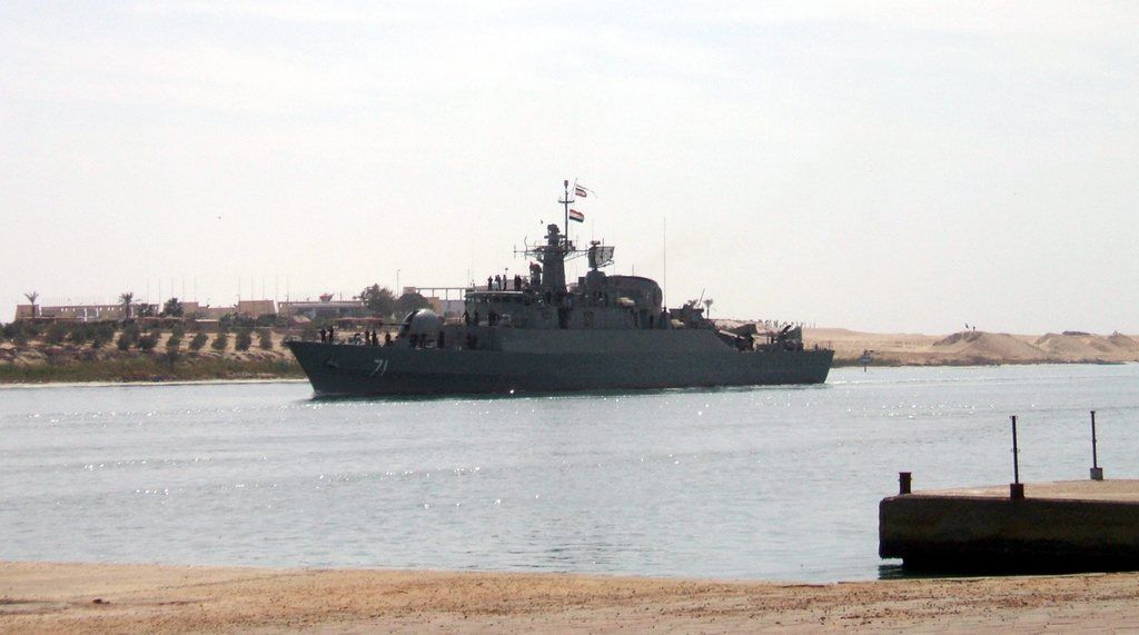 Un navire iranien dans le canal de Suez. 