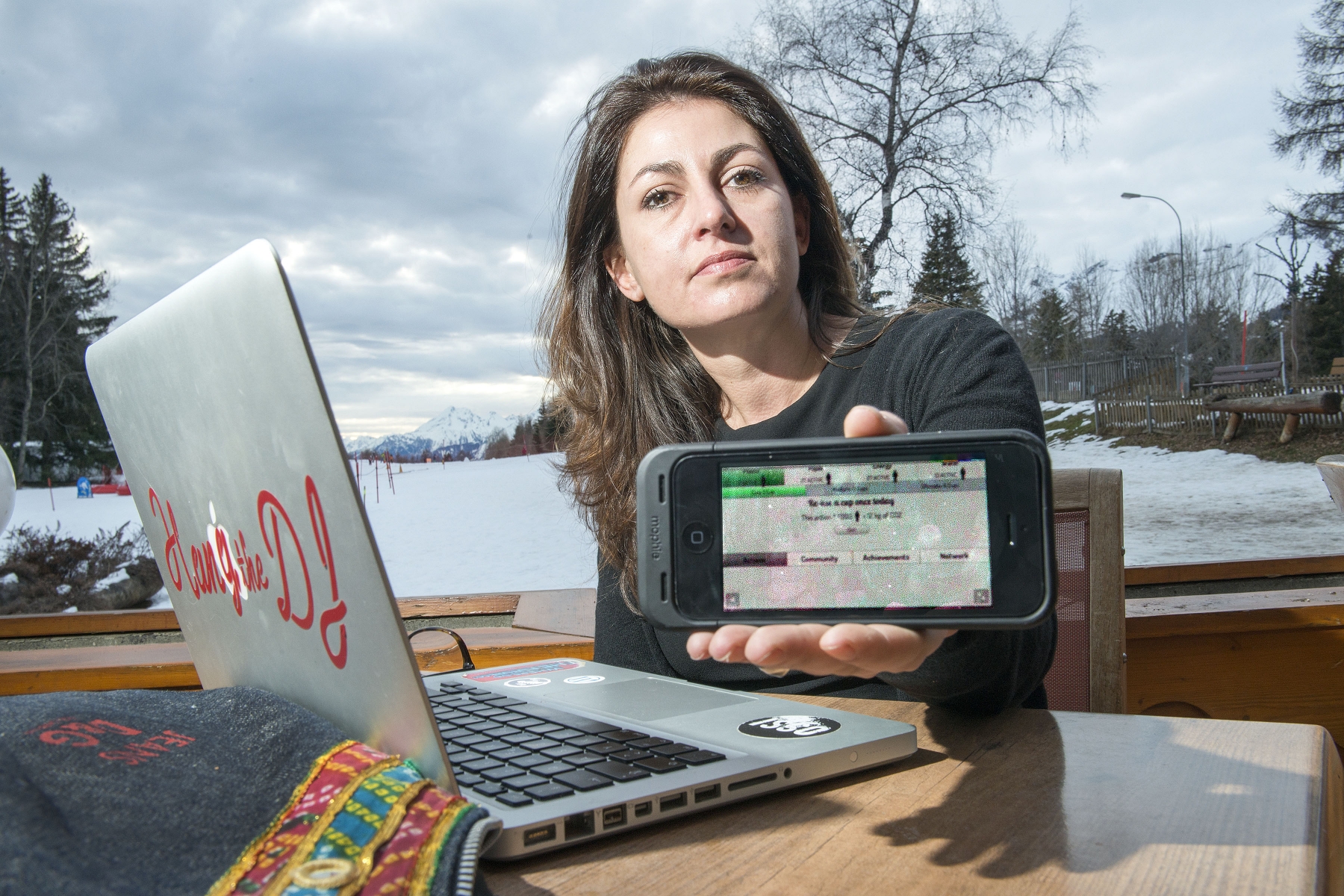 Crans-Montana (VS), le 08.01.2014. Marie-Laure BURGENER, fondatrice de l'application Green Go Web et son bureau mobile. (Le Nouvelliste/Christian HOFMANN)