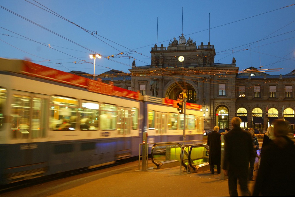 Trop de lumières dans la gare (ici la Zurich Hauptbahnhof): le TF dit que seule la lumière nécessaire à la sécurité doit être maintenue.