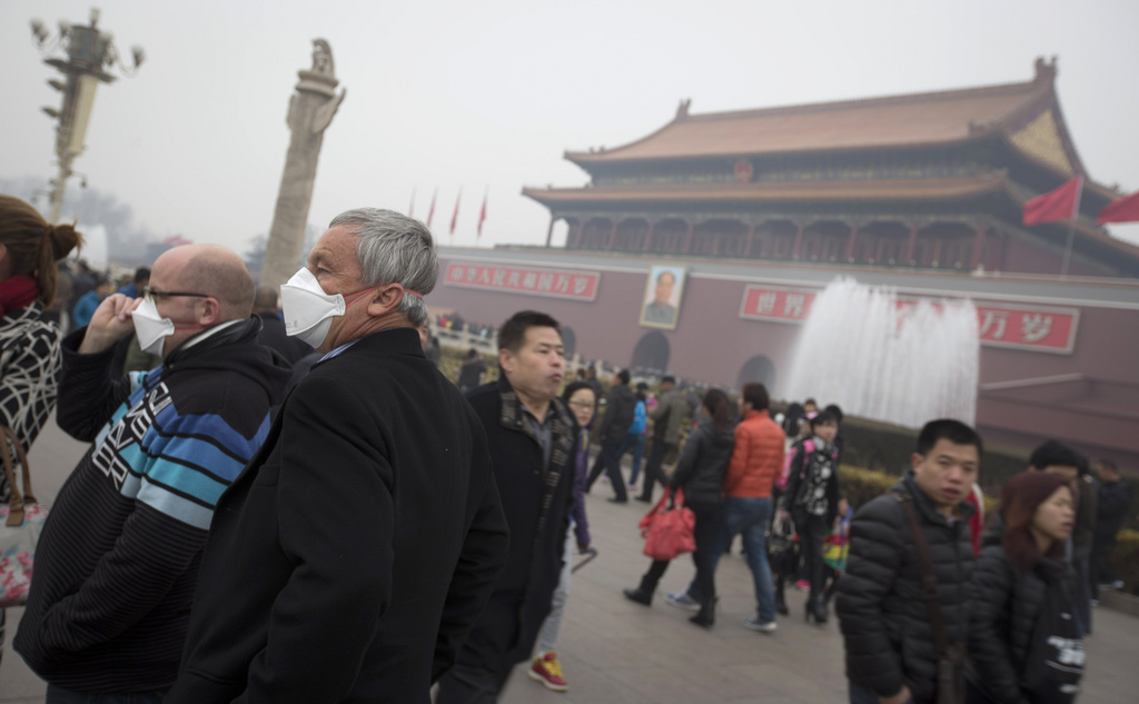 Sur la place Tian An Men, les touristes doivent régulièrement s'équiper de masques de protection. Ils pourront désormais être indemnisés.