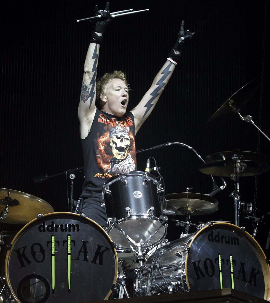 epa04114524 Drummer of the German heavy metal band Scorpions, James Kottak performs on stage during the concert held at Palacio Vistalegre in Madrid, Spain, 07 March 2014.  EPA/ALBERTO MARTIN