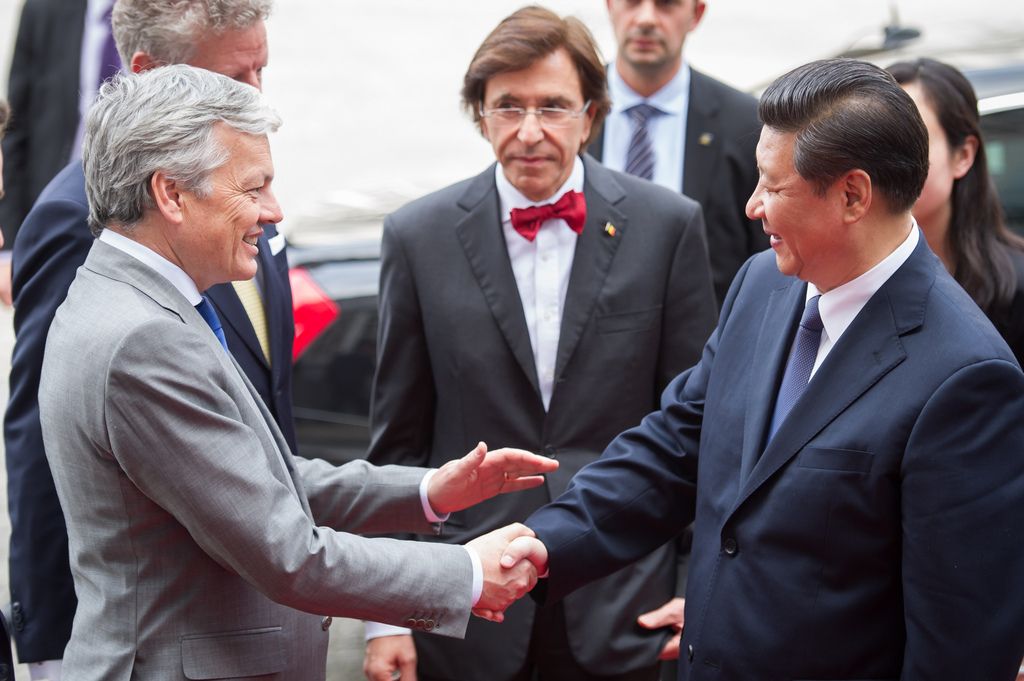 Le premier ministre belge Elio Di Rupo (centre) et le ministre des Affaires étrangères Didier Reynders (gauche)  accueillent le président chinois Xi Jinping à Bruxelles.