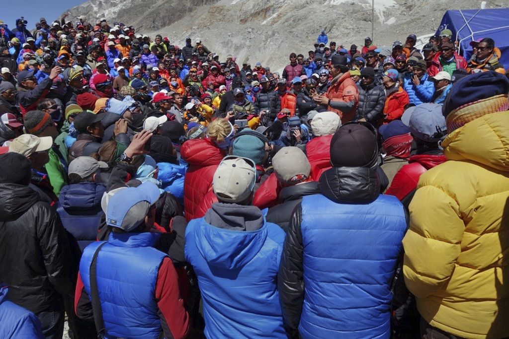 "C'est une terrible tragédie, mais les hommes repartiront en montagne. Il n'y a pas d'alternative", a déclaré l'épouse d'un sherpa.