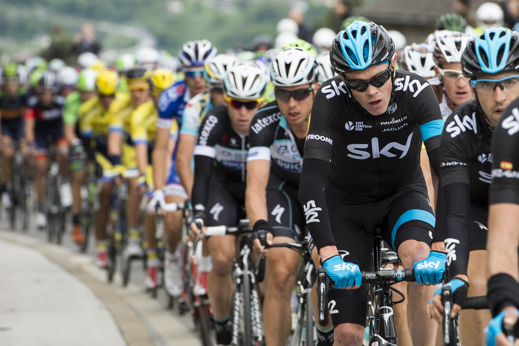 British Christopher Froome, right, of team Sky Procycling, in action during the first stage, a 88,5 km race from Brigerbad to Sion, at the 68th Tour de Romandie UCI ProTour cycling race near Sion, Switzerland, Wednesday, April 30, 2014. (KEYSTONE/Jean-Christophe Bott)