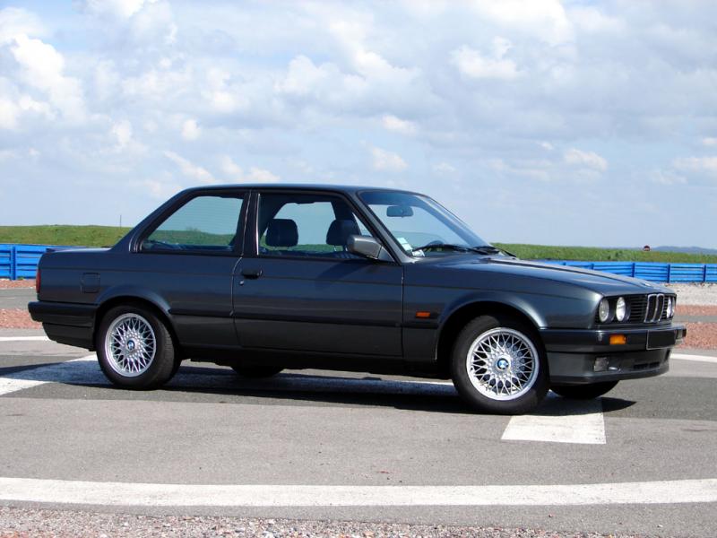 Caméras, experts et la reconstitution du 17 mars ont permis d'établir formellement le modèle de voiture utilisé par le tueur: une BMW série 3 E30 (illustration).